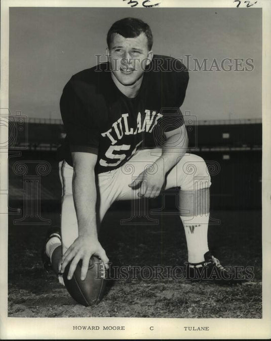 1968 Press Photo Tulane University football center Howard Moore kneels with ball- Historic Images