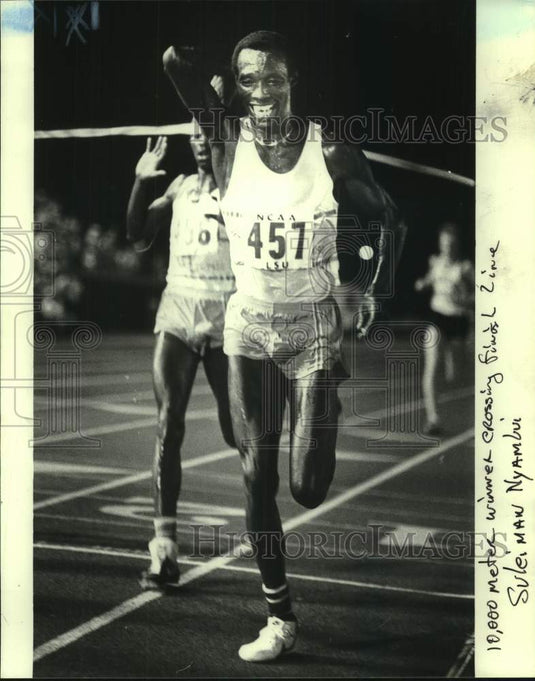 1981 Press Photo Runner Suleiman Nyambue smiles after winning 10,000 meter race- Historic Images