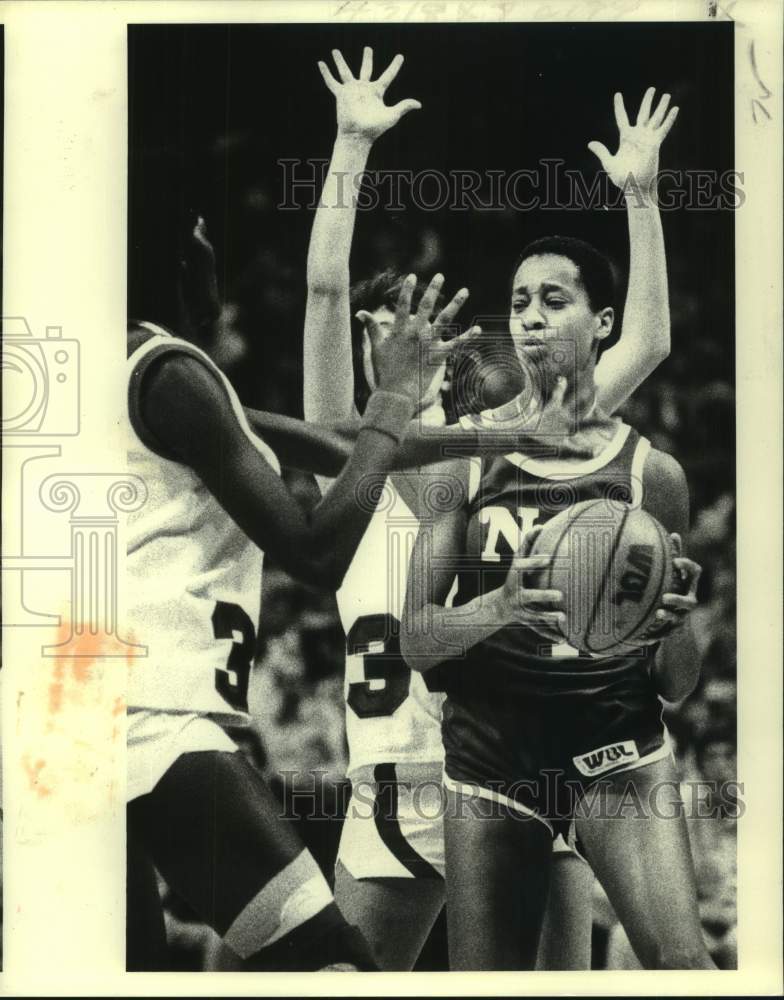 1979 Press Photo New Orleans Pride basketball players guard NY Stars D. Craig- Historic Images