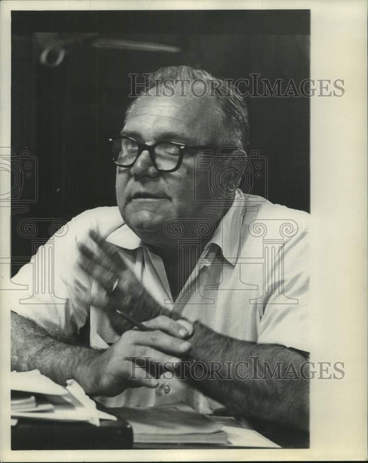 1962 Press Photo Tulane University track and field coach Johnny Oelkers gestures- Historic Images