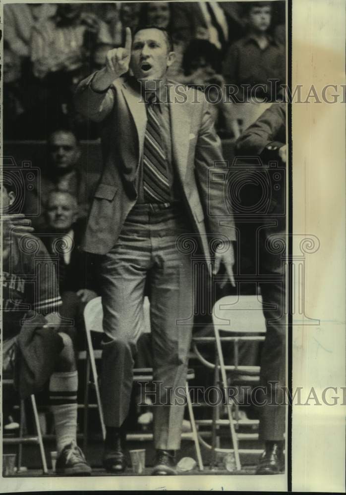 1971 Press Photo Western Kentucky basketball coach John Oldham instructs team- Historic Images