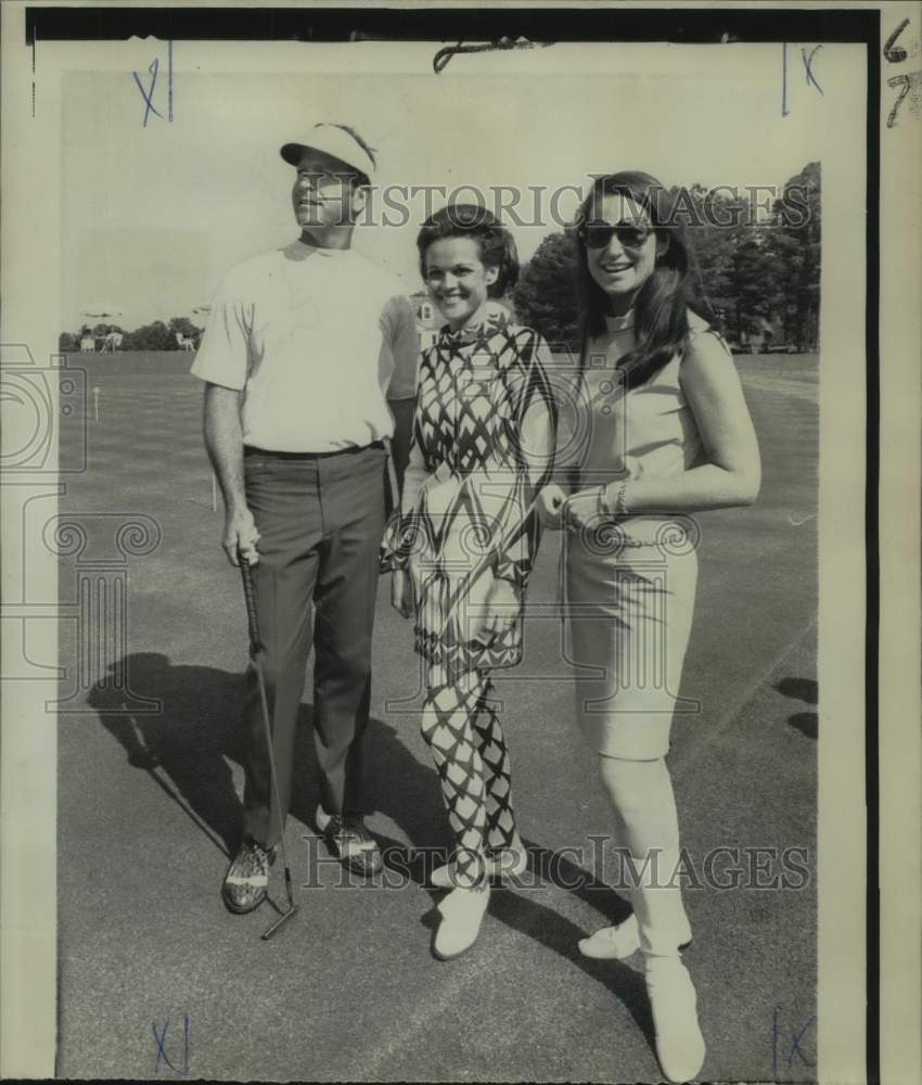 1968 Press Photo Golfer Bobby Nichols poses with his wife &amp; Mrs. Ken Venturi- Historic Images