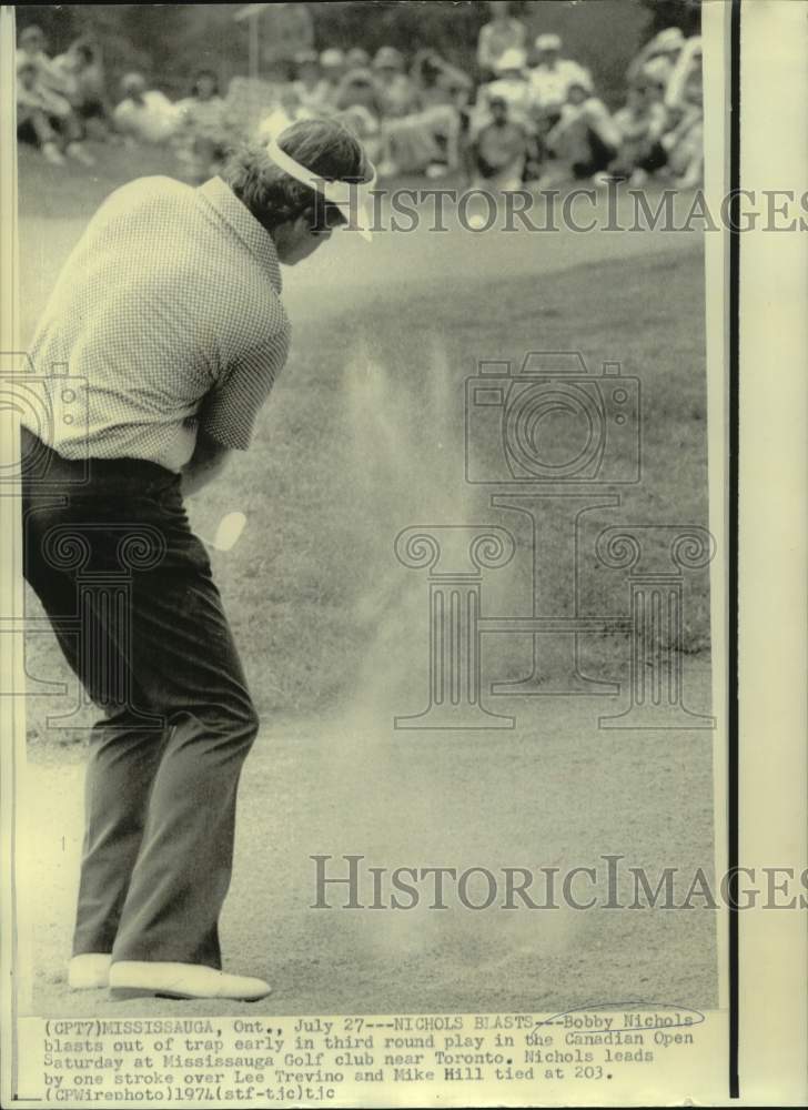 1974 Press Photo Golfer Bobby Nichols blasts out of sand trap at Canadian Open- Historic Images