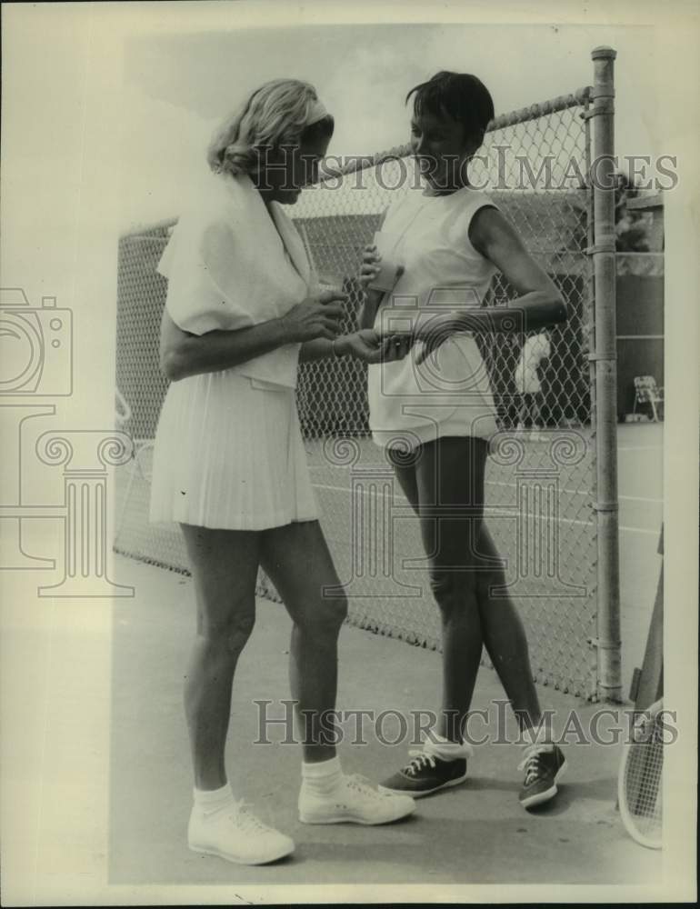 1961 Press Photo Tennis stars Gussie Moran and Vi Peeples in Hawaii - nos26323- Historic Images