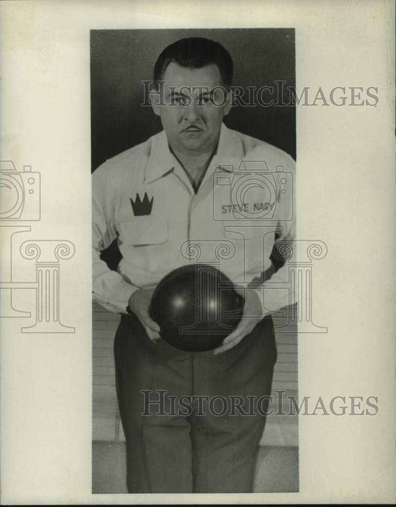 1967 Press Photo Bowler Steve Nagy poses with bowling ball for portrait- Historic Images