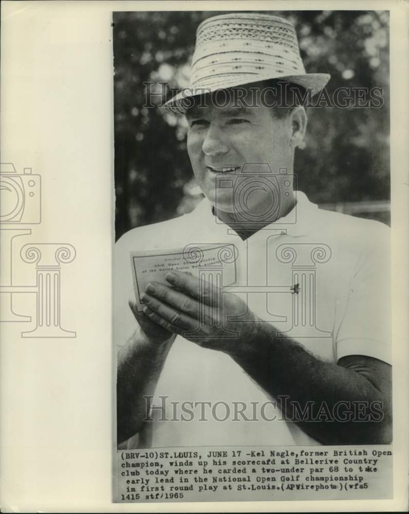 1965 Press Photo Golfer Kel Nagle signs scorecard at Bellerive CC in St Louis- Historic Images