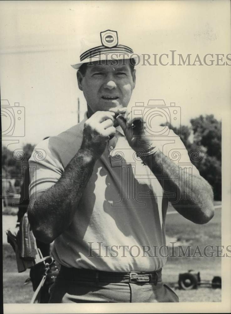 1968 Press Photo Golfer Ken Nagle adjusts his golf glove at the course- Historic Images