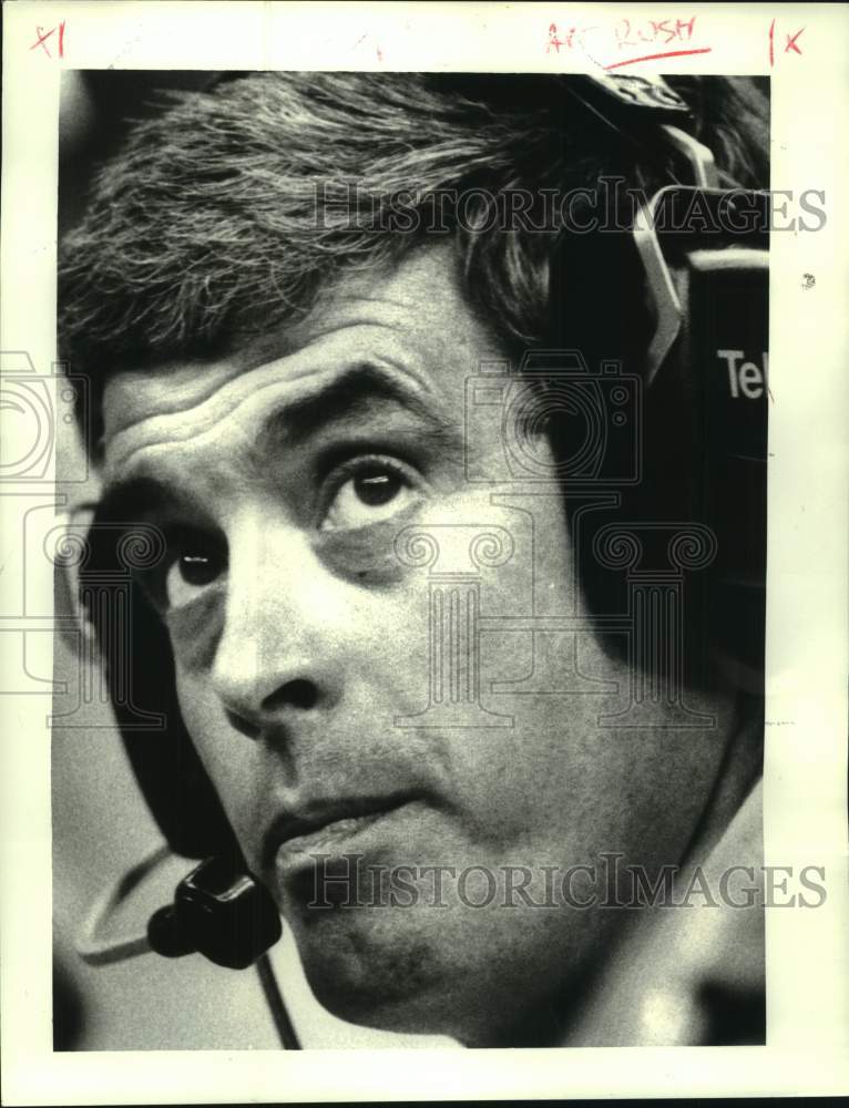 1986 Press Photo New Orleans Saints football coach Jim Mora looks up at clock- Historic Images