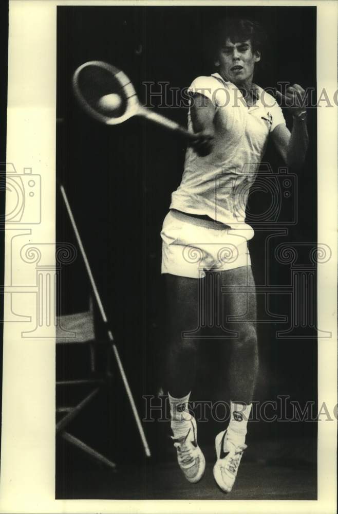 1984 Press Photo Tennis player Barry Moyr returns a shot in Paul Masson Tourney- Historic Images