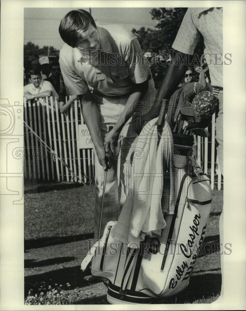 1972 Press Photo Golfer Peter Oosterhuis stands behind Billy Casper&#39;s golf bag- Historic Images