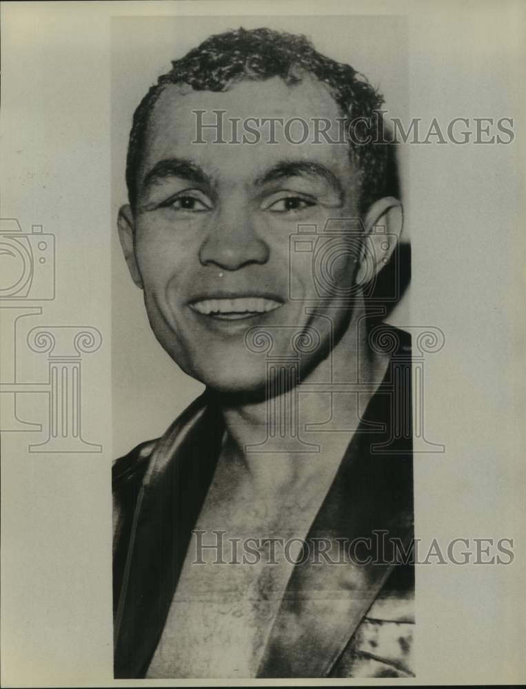 1967 Press Photo Boxer Carlos Ortiz smiles for photo in his boxing robe- Historic Images