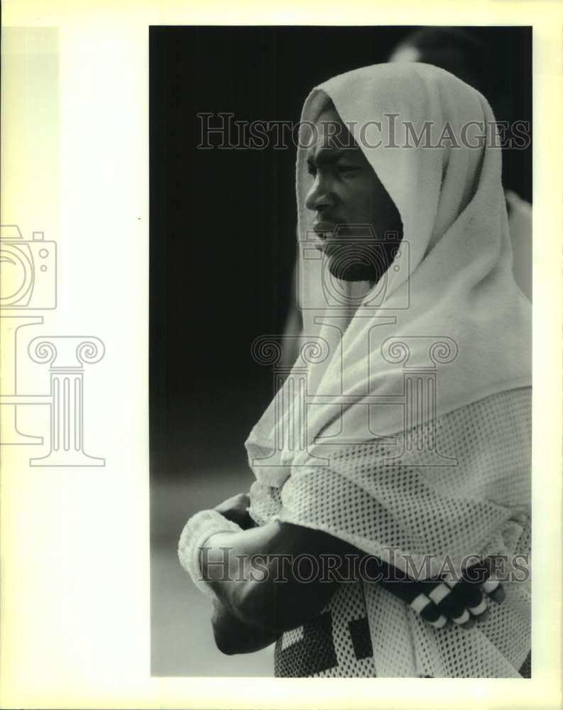 1988 Press Photo Tulane football player Maurcie Nelson with towel over his head- Historic Images