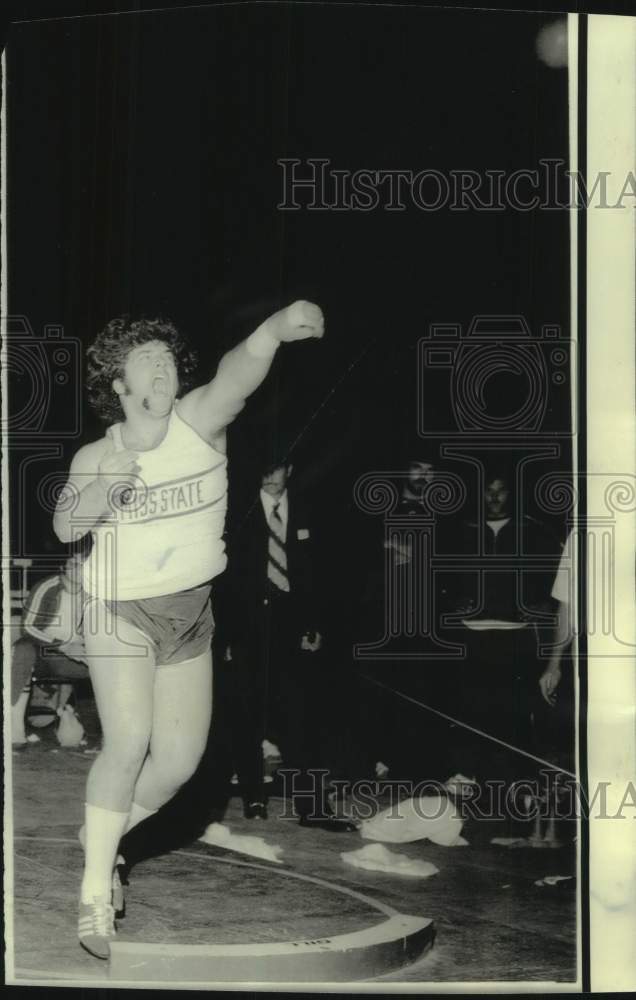 1974 Press Photo Mississippi State John Nespoli shouts as he heaves shot put- Historic Images