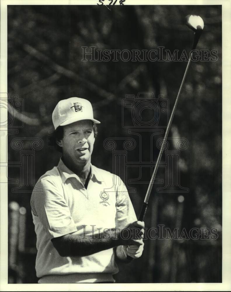 1984 Press Photo Golfer Larry Nelson watches his tee shot - nos26579- Historic Images