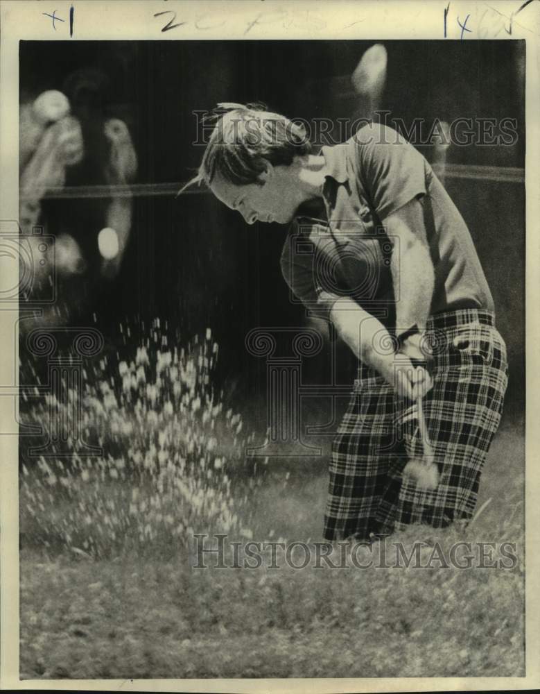 1975 Press Photo Golfer Larry Nelson chips out of bunker in New Orleans Open- Historic Images