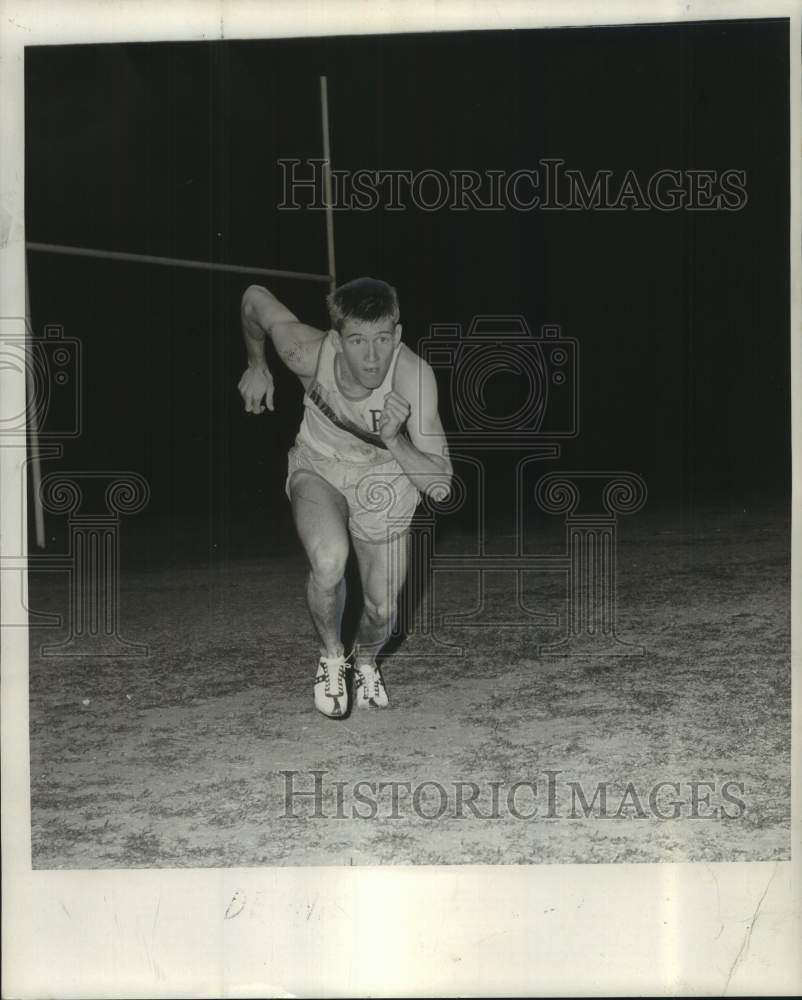 1968 Press Photo Rummel track athlete Dennis Horwood runs on the field- Historic Images