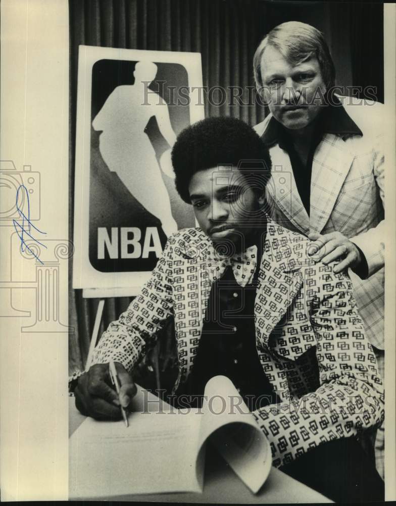 1974 Press Photo New Orleans Jazz basketball player Aaron James signs contract- Historic Images