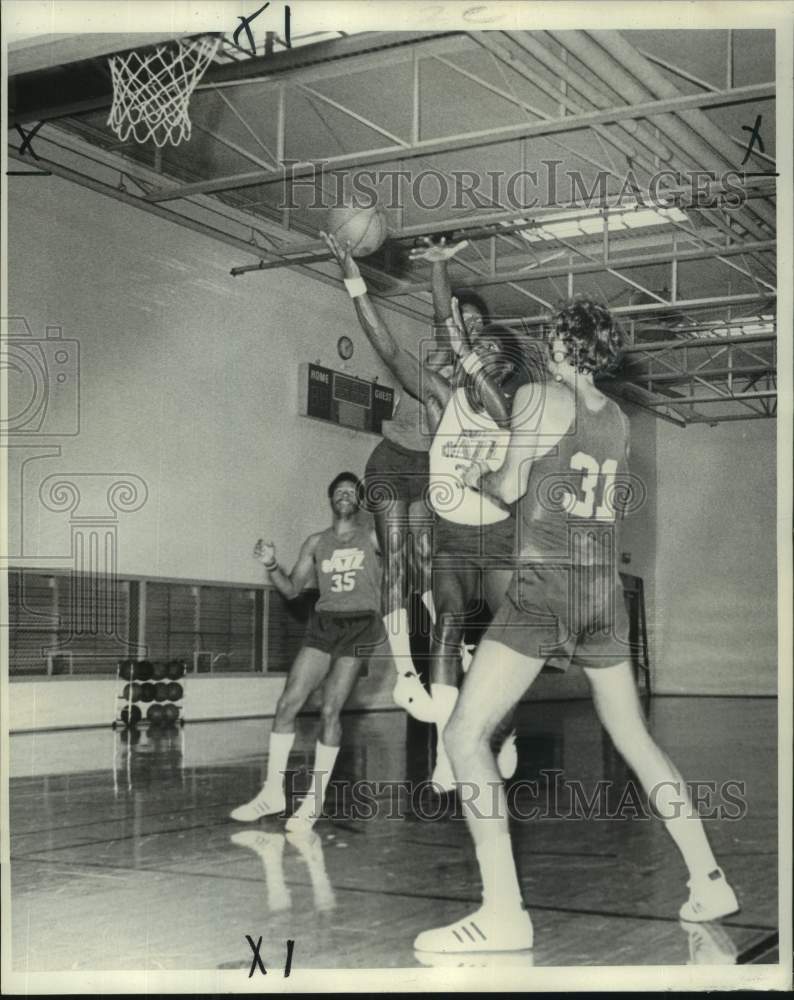 1975 Press Photo New Orleans Jazz basketball players scrimmage in practice- Historic Images