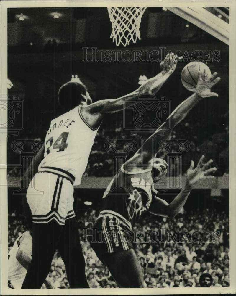 1975 Press Photo New Orleans Jazz basketball player blocks opponent&#39;s shot- Historic Images