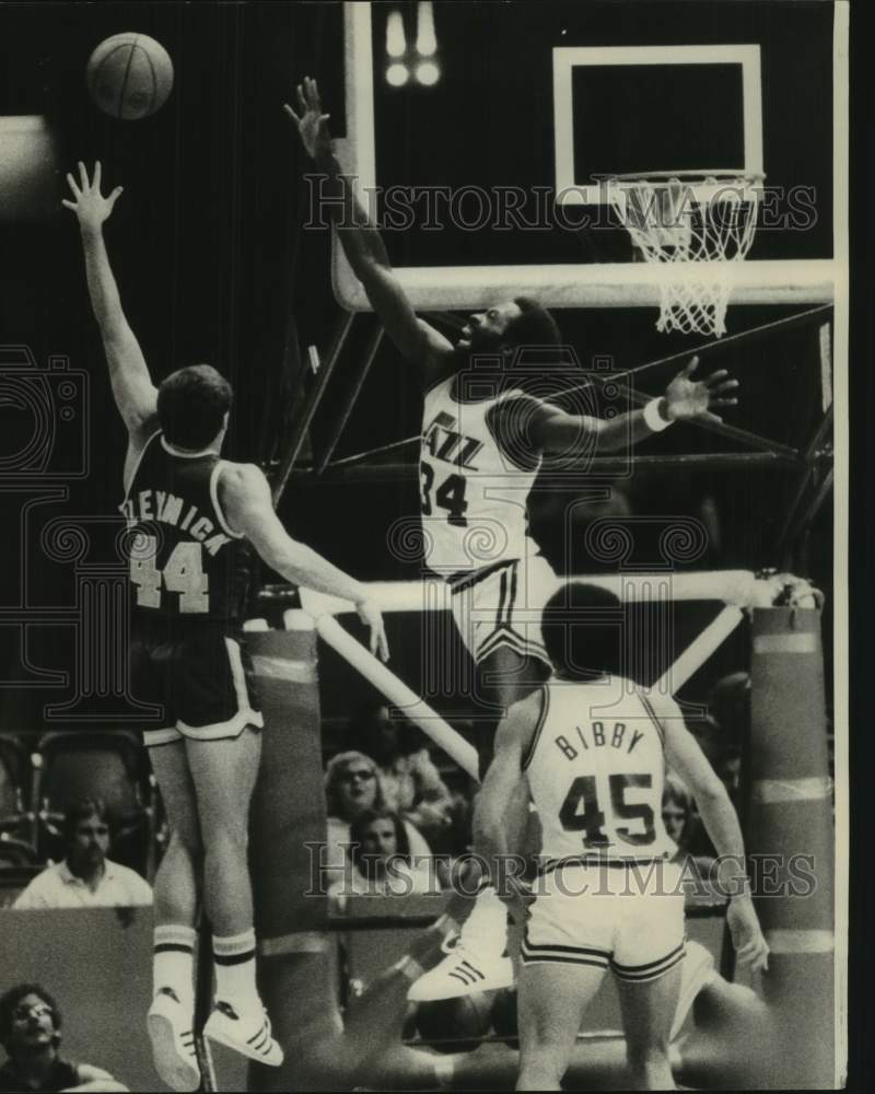 1975 Press Photo New Orleans Jazz basketball player #34 jumps against defender- Historic Images