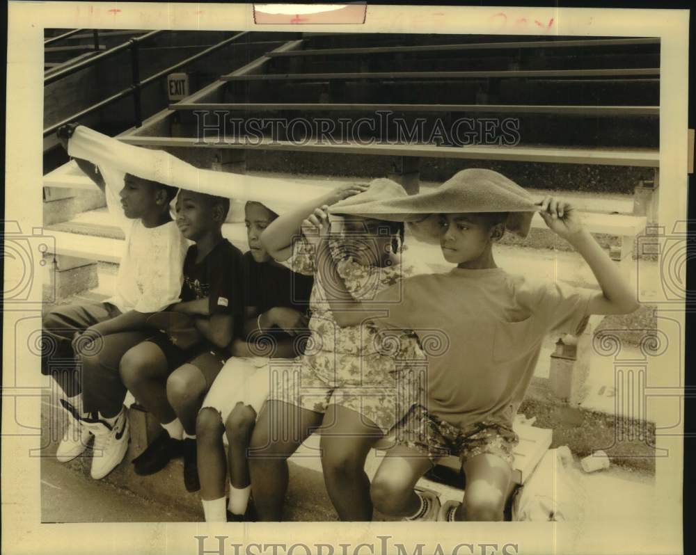 1992 Press Photo Young kids use towel to shield themselves at Olympic Trials- Historic Images