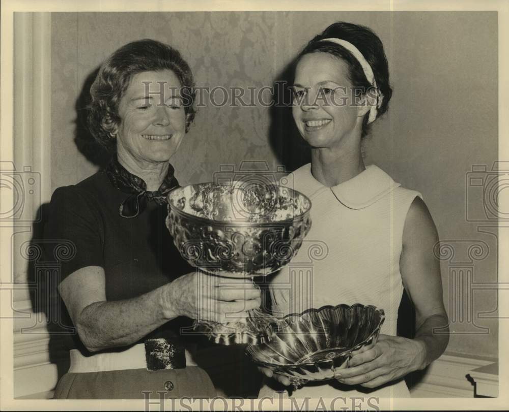 1972 Press Photo Golfers Mrs Robert Monsted &amp; Mrs Doug Smith look at trophies- Historic Images