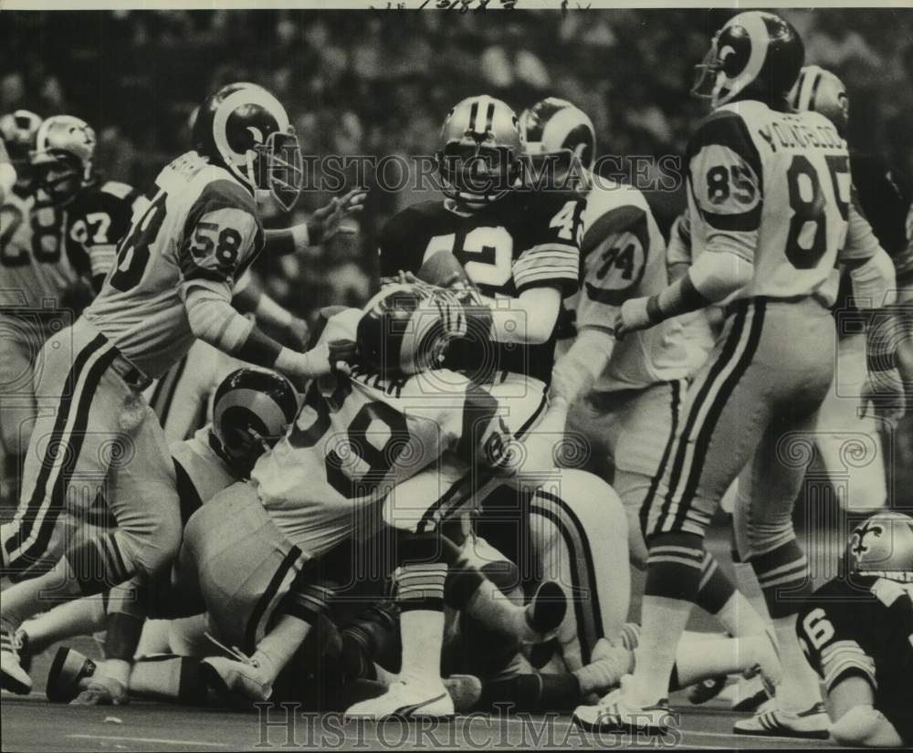 1978 Press Photo New Orleans Saints football player Chuck Muncie gets tackled- Historic Images