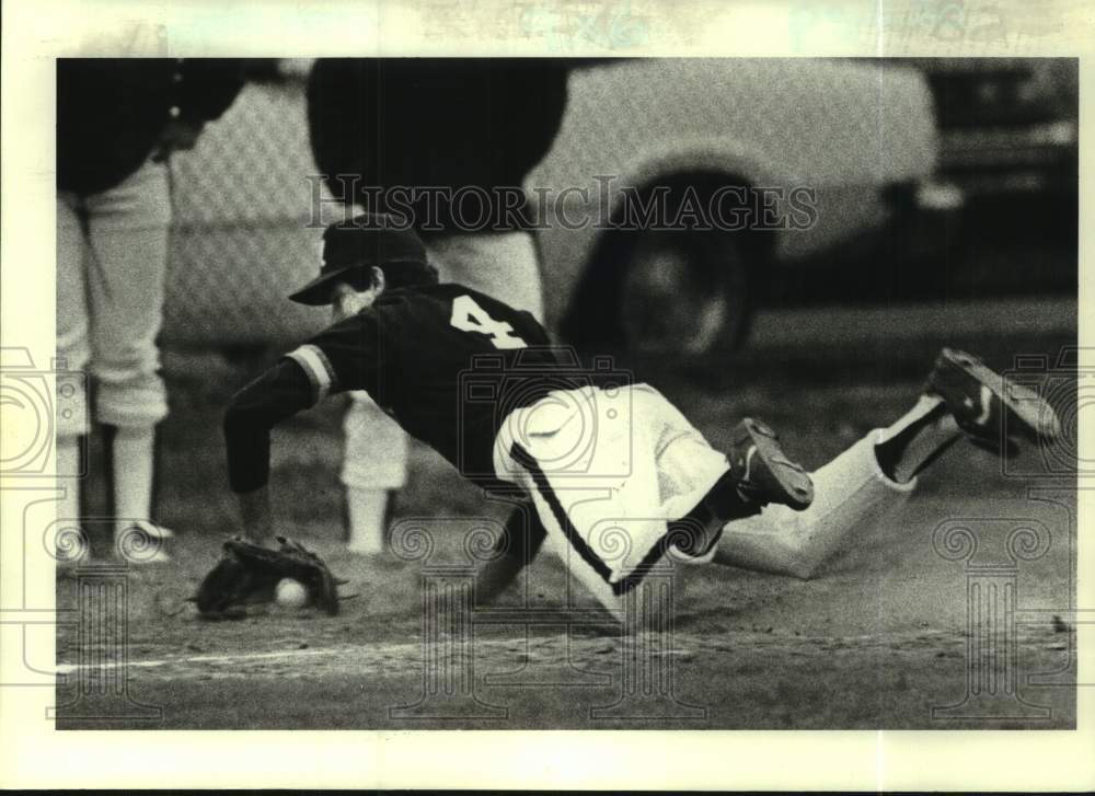 1983 Press Photo Crusader baseball player Brian Muller stops a ground ball- Historic Images