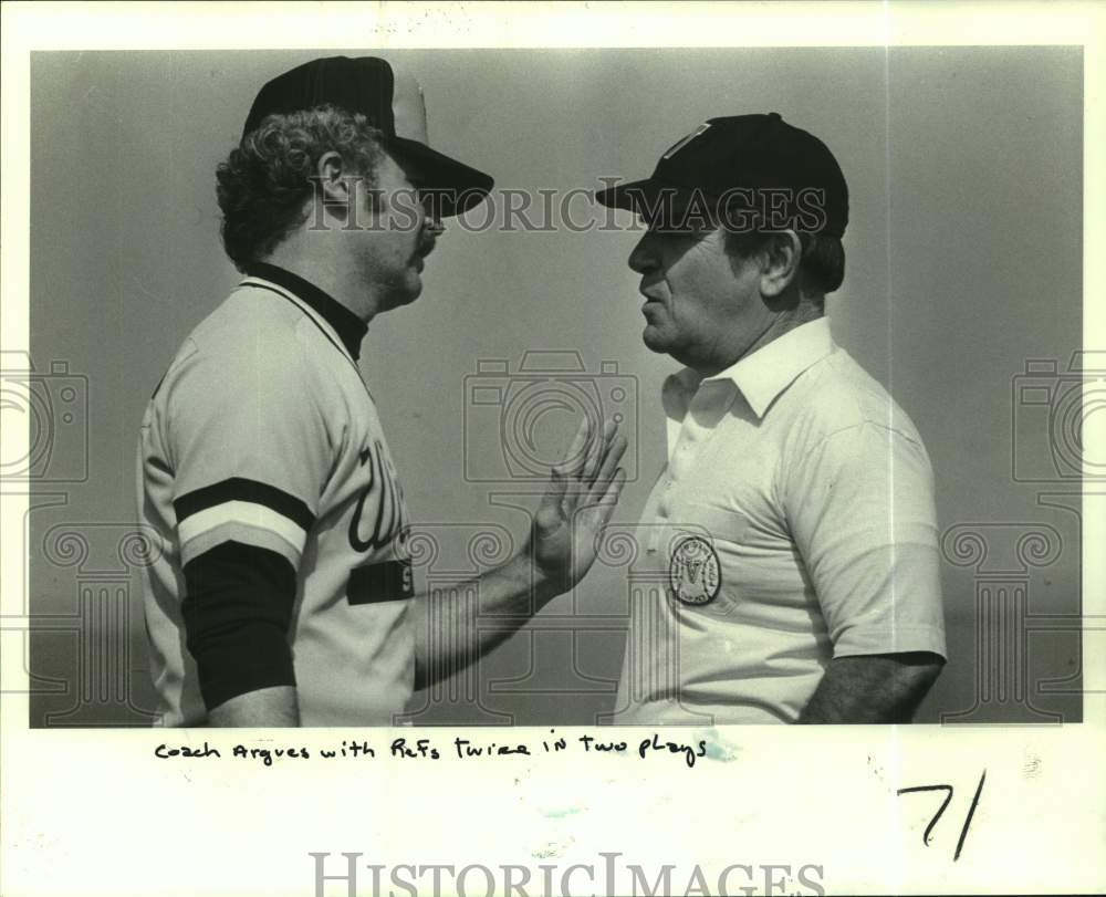 1983 Press Photo Wichita State baseball coach Gene Stephenson, ump Don Albares- Historic Images