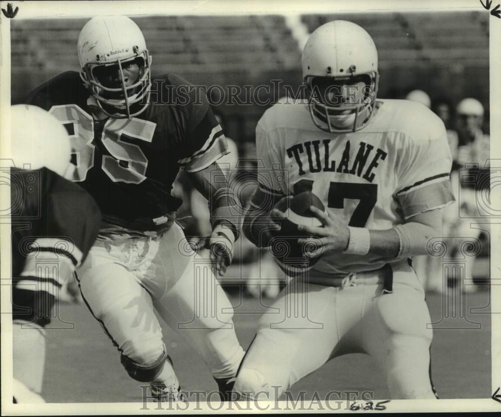 1977 Press Photo Football player Keith Alexander closes in on Tulane&#39;s O&#39;Leary- Historic Images