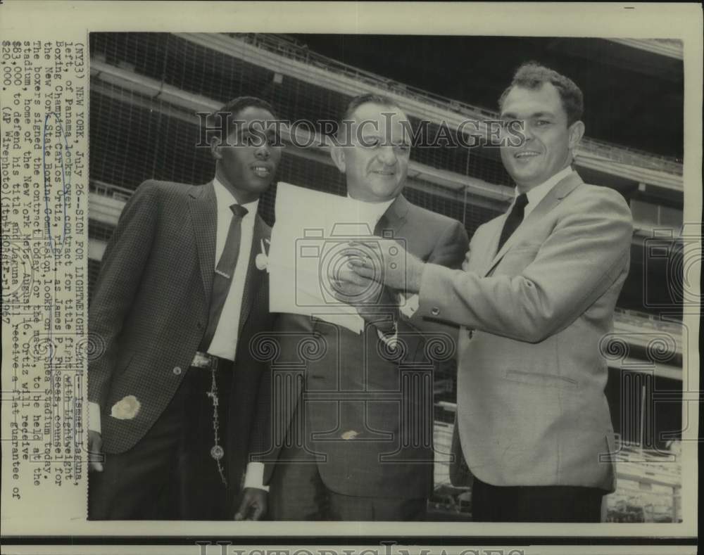 1967 Press Photo Boxers Ismael Laguna and Carlos Ortiz with James P. Fussess- Historic Images