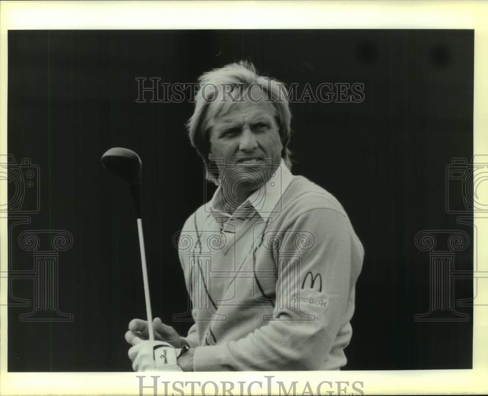 1989 Press Photo Golfer Greg Norman watches his tee shot in a tournament- Historic Images