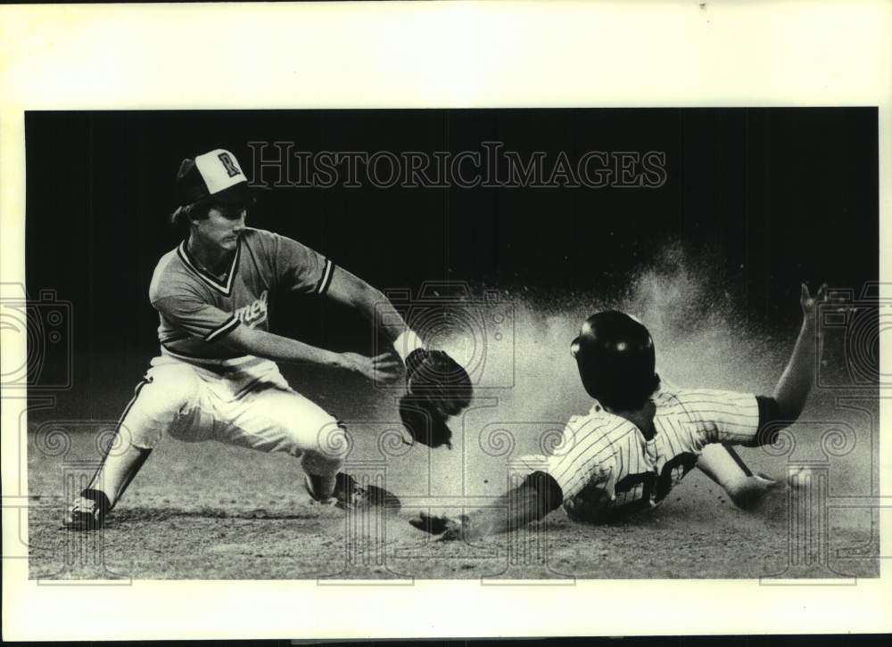 1980 Press Photo Baseball player Timmy Parenton slides into second base- Historic Images