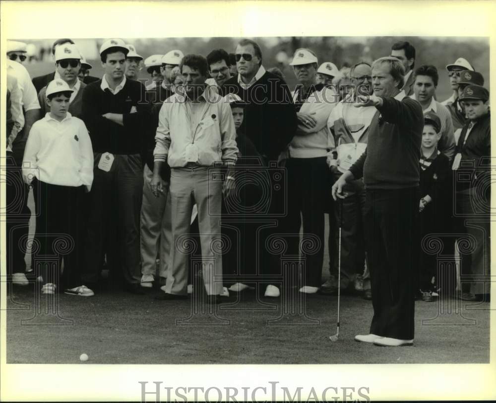 1988 Press Photo Golfer Jack Nicklaus stands near his golf ball as crowd watches- Historic Images