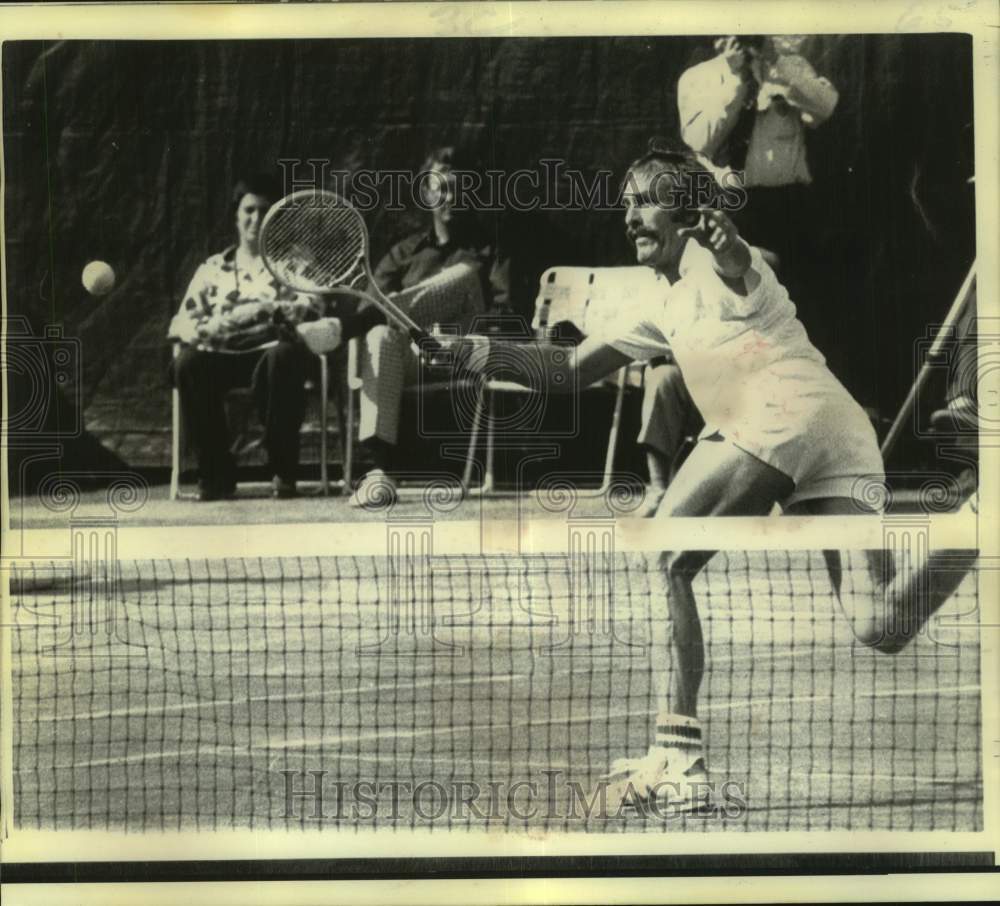 1973 Press Photo Tennis player John Newcombe stretches out to return a shot- Historic Images