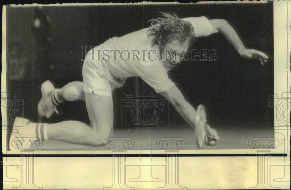 1973 Press Photo Tennis player John Newcombe lunges to return shot in Davis Cup- Historic Images