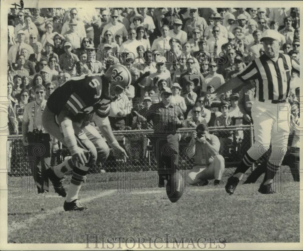 1970 Press Photo New Orleans Saints football player Mike Morgan picks up ball- Historic Images