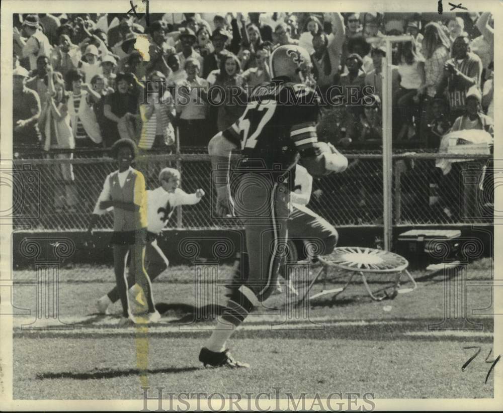 1970 Press Photo New Orleans Saints football player Mike Morgan runs with ball- Historic Images