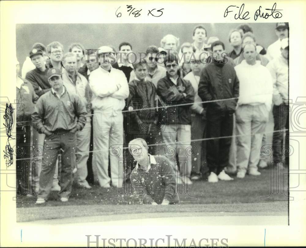 1989 Press Photo Golfer Jack Nicklaus hits out of sand trap onto the green- Historic Images