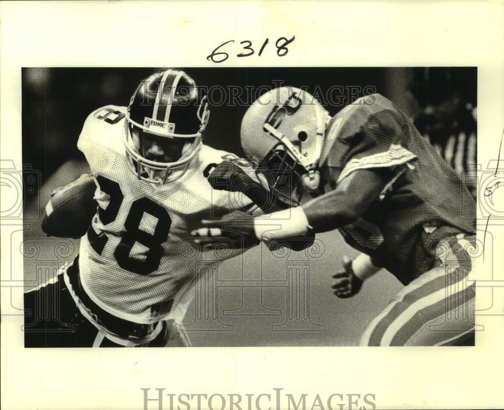 1986 Press Photo GSU football player Calvin Nicholas uses forearm on defender- Historic Images