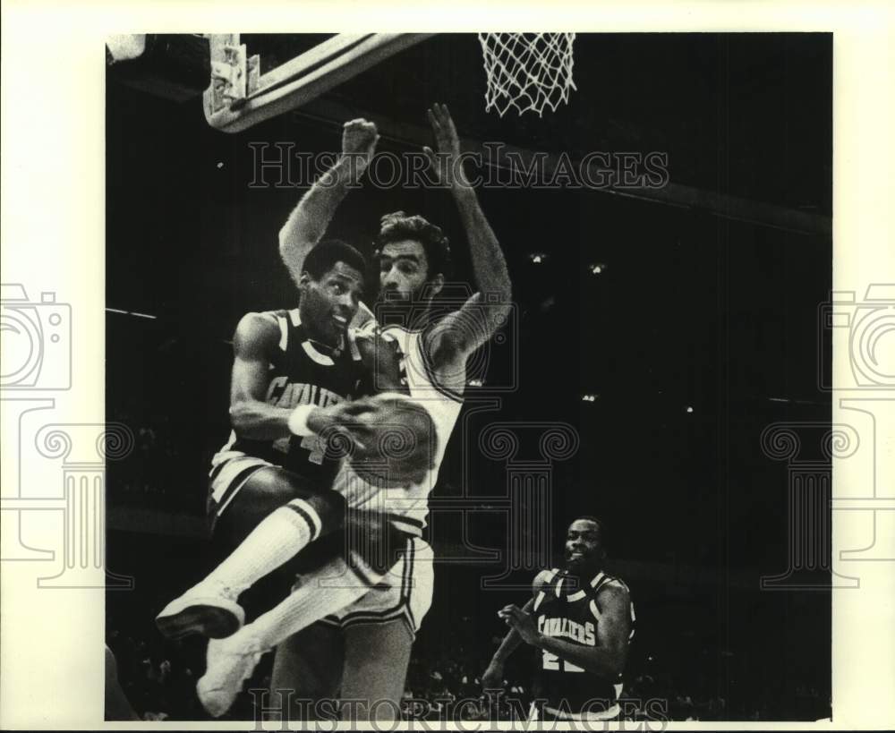 1979 Press Photo New Orleans Jazz basketball player tries to block player- Historic Images