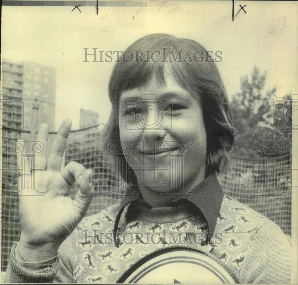 1975 Press Photo Tennis player Martina Navratilova gives the &quot;okay&quot; sign- Historic Images