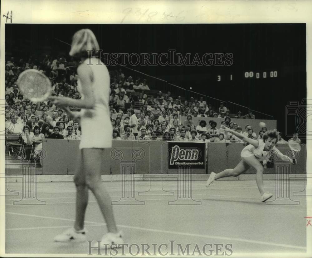 1976 Press Photo Tennis player Martina Navratilova returns forehand in doubles- Historic Images