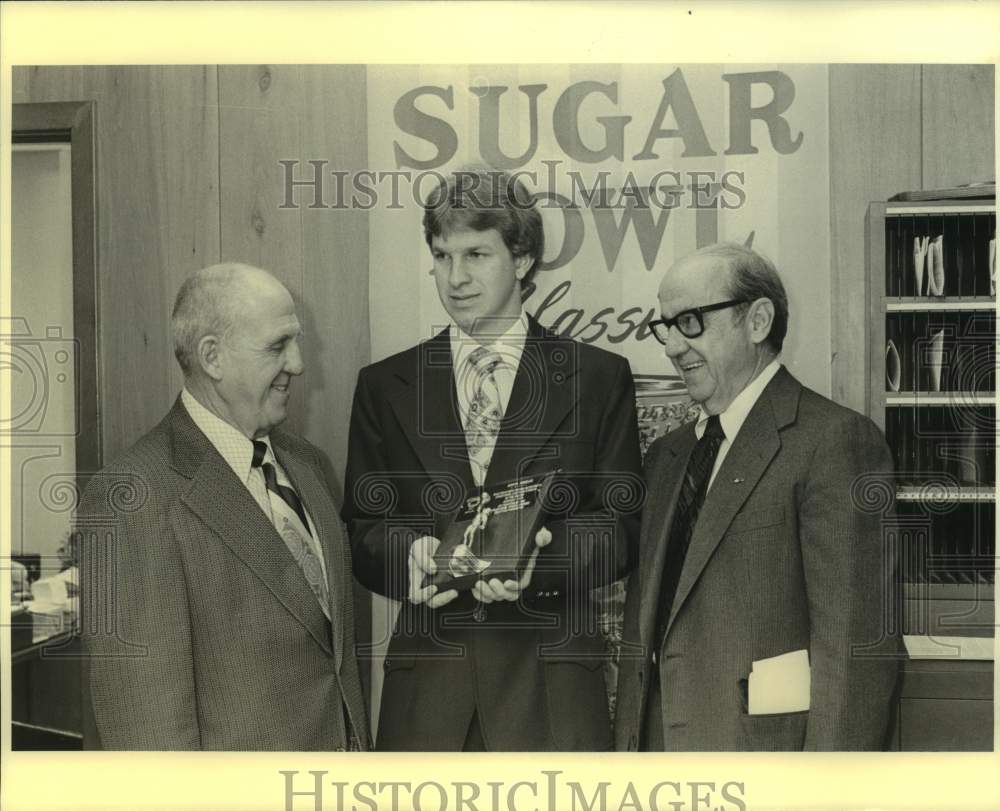 1979 Press Photo Basketball player Daryl Moreau holds trophy from Sugar Bowl- Historic Images