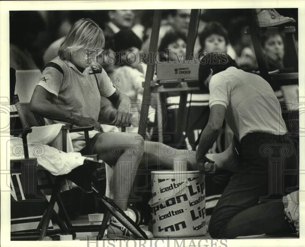 1986 Press Photo Tennis star Martina Navratilova has her ankle taped - nos27296- Historic Images