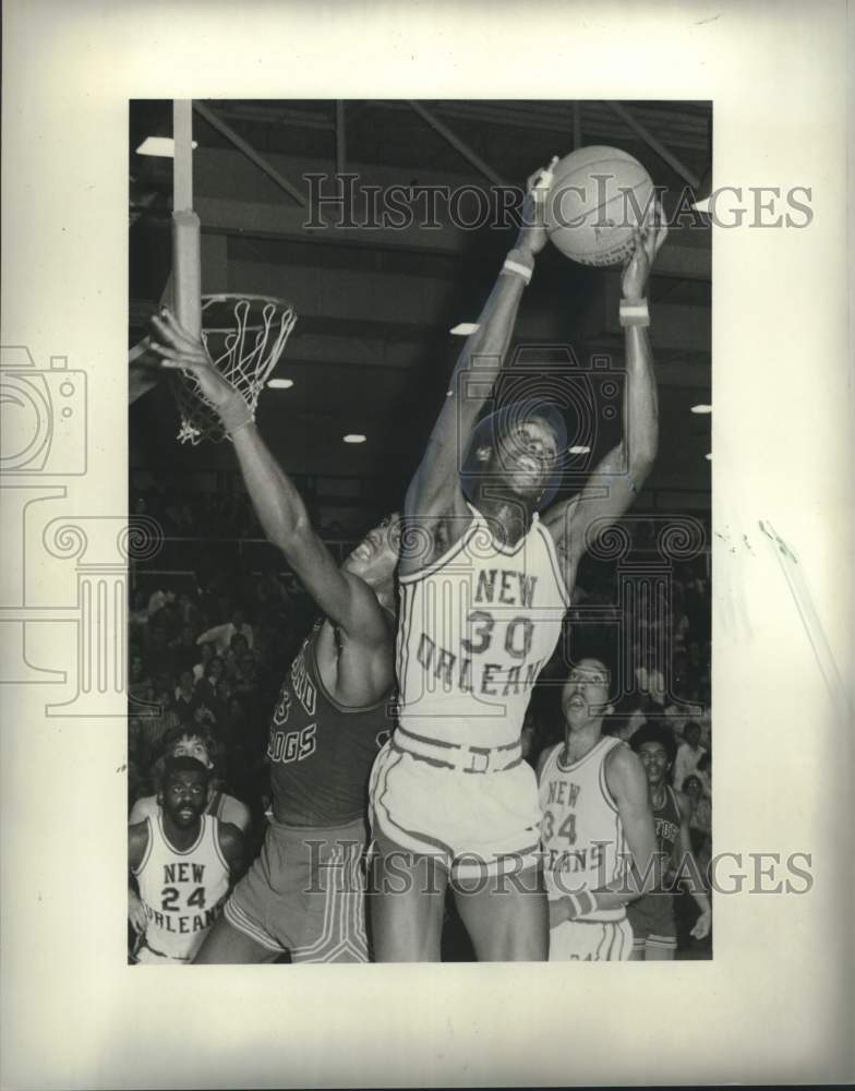 1977 Press Photo New Orleans basketball player Curtis Pace #30 grabs rebound- Historic Images