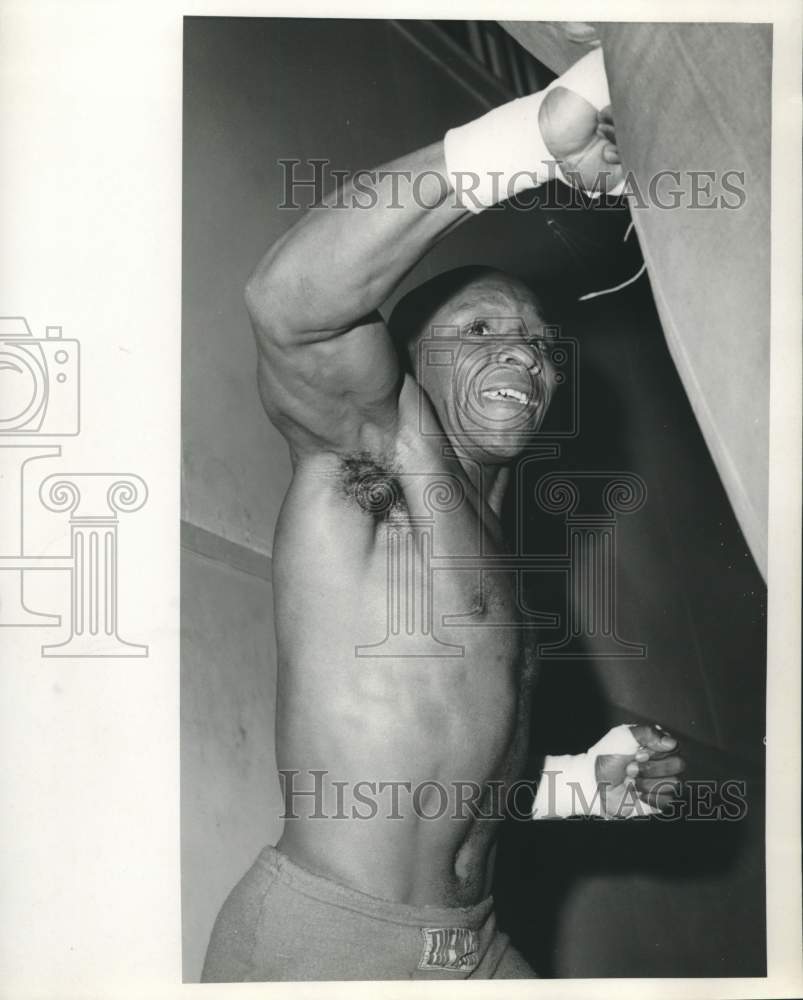 Press Photo Boxer Eddie Perkins works a heavy bag - nos27375- Historic Images