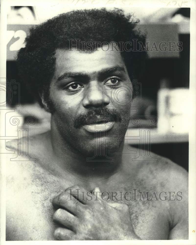 1972 Press Photo Minnesota Vikings Football Player Alan Page with Shirt Off- Historic Images