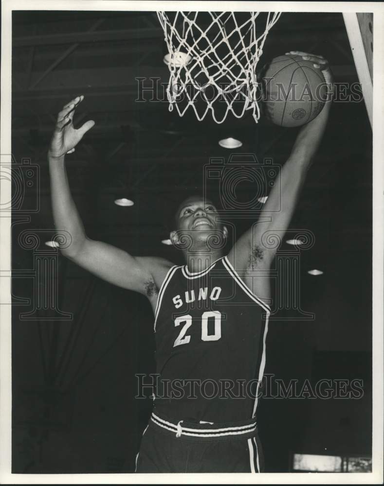 1972 Press Photo Basketball - Michael Page Reaches for Basket for SUNO- Historic Images