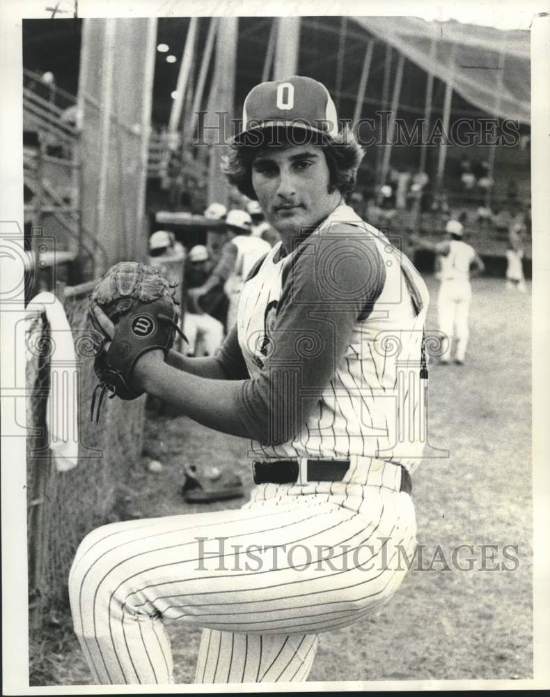 1977 Press Photo Odeco baseball player Dennis Patterson warms up on the field- Historic Images